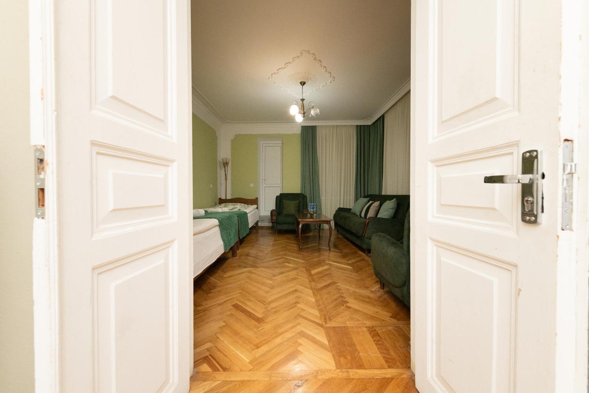 Anna'S Guest House Γκόρι Εξωτερικό φωτογραφία