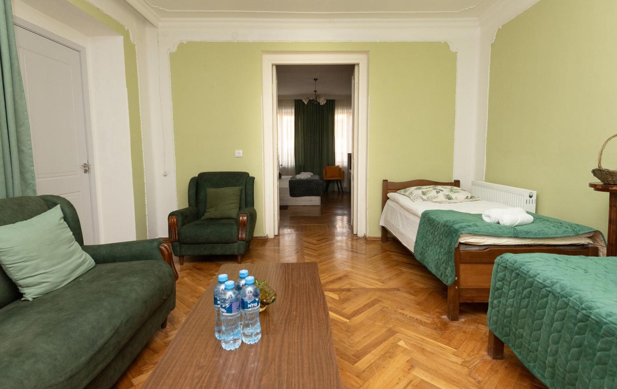 Anna'S Guest House Γκόρι Εξωτερικό φωτογραφία